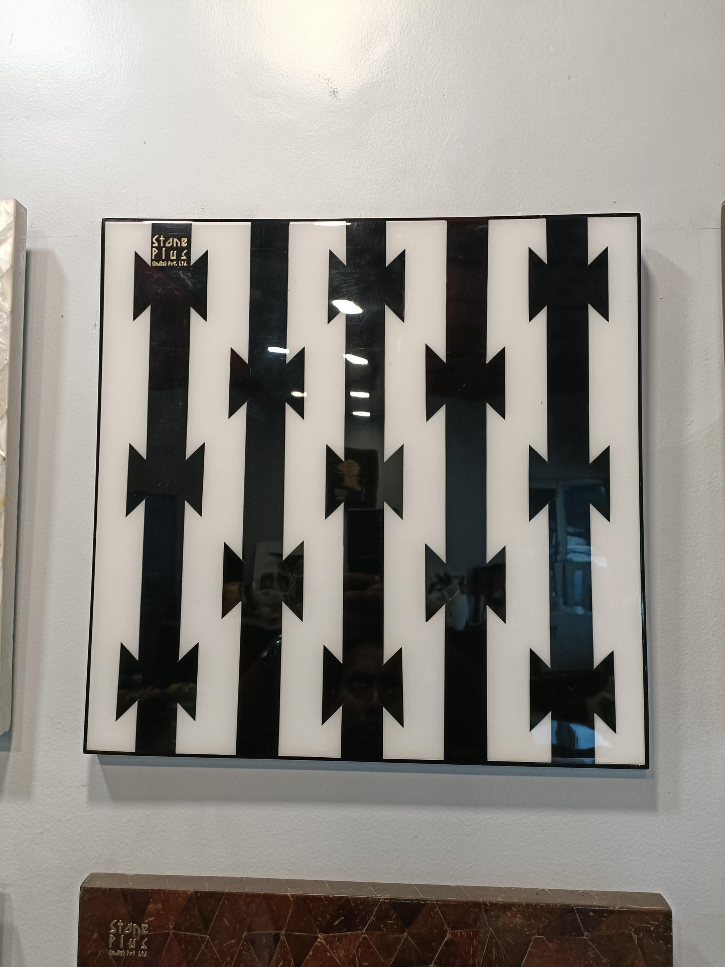 Stone Plus India Black And White Resin Bow Design Tabletop