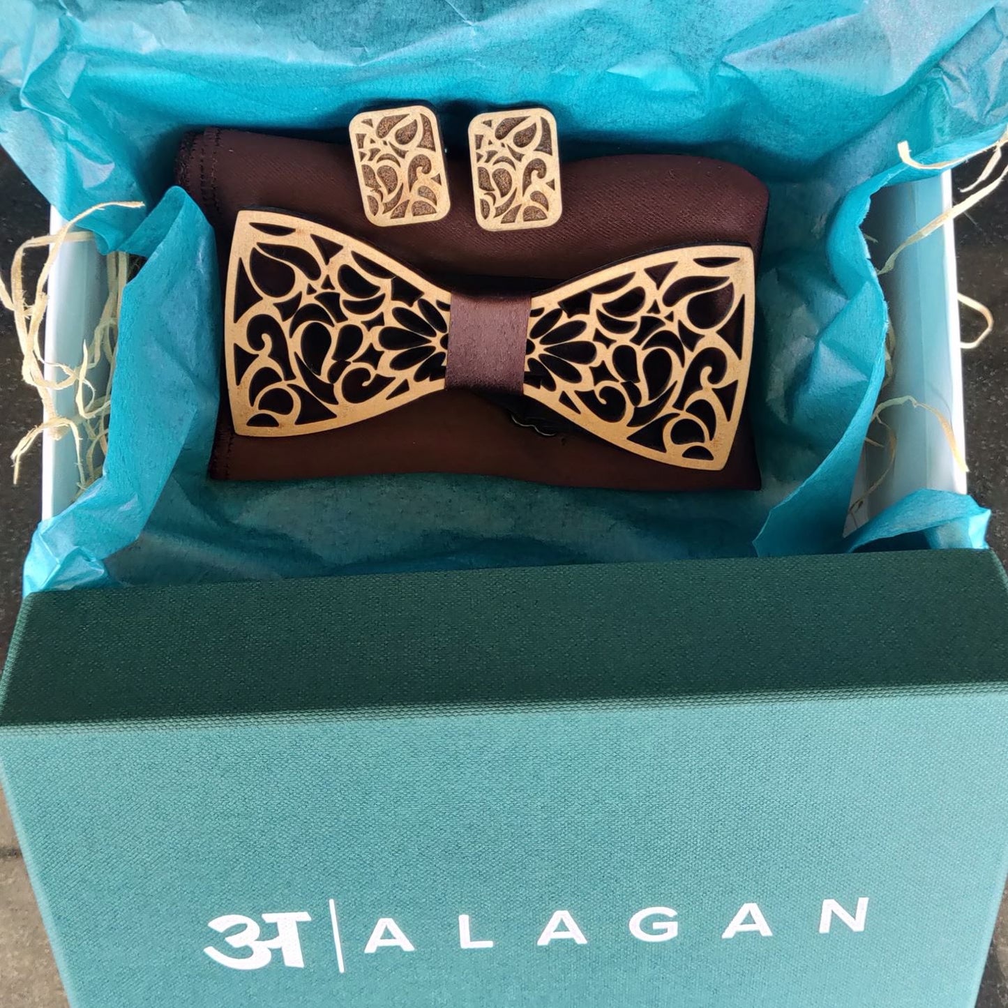 Alagan Opulent Homes Bowtie and Cufflinks set (natural)